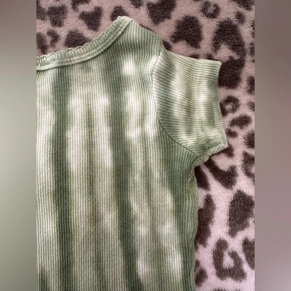The Children’s Place Tie Dye One Of A Kind Graphic Tee in Green Size 18 Months